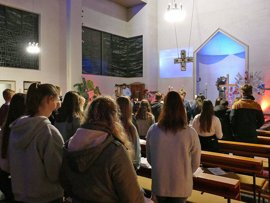 Firmvorbereitung mit Tauferinnerungsgottesdienst in St. Maria, Wolfhagen (Foto: Karl-Franz Thiede)